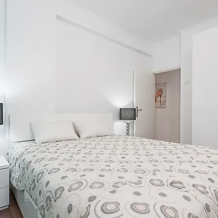 Elias Garcia Iii By An Island Apart Apartment *